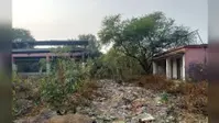 आस्था पर उपेक्षा का दाग : 40 लाख का मंदार मुक्तिधाम बदहाल, अंधेरे और गंदगी में हो रहा अंतिम संस्कार