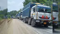 सड़क पर हाइवा खड़ा रहने से दुर्घटना की आशंका