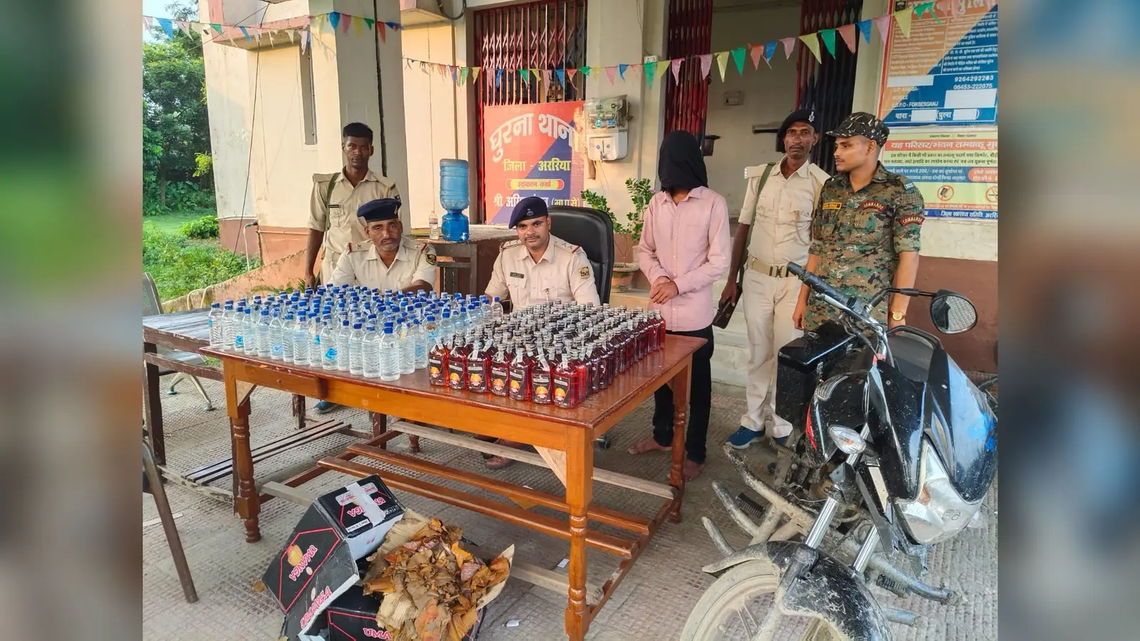 घूरना पुलिस ने बॉर्डर के समीप 79.8 लीटर नेपाली शराब के साथ बाइक सवार एक तस्कर को किया गिरफ्तार | Prabhat Khabar Network घूरना पुलिस ने बॉर्डर के समीप 79.8 लीटर नेपाली शराब के साथ बाइक सवार एक तस्कर को किया गिरफ्तार | Prabhat Khabar Network