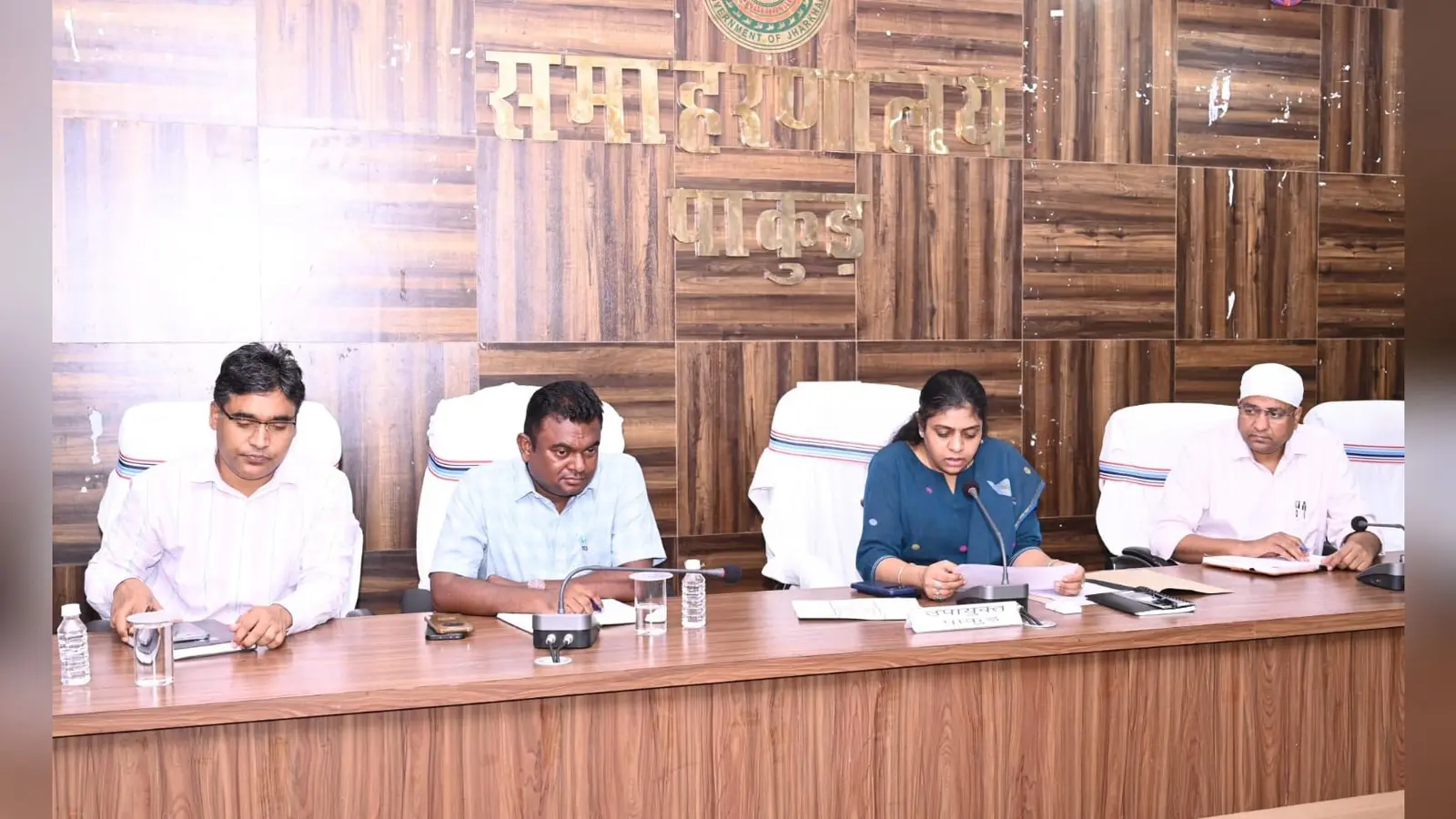 समाहरणालय सभागार में राजनीतिक दलों के प्रतिनिधियों के साथ बैठक करती उपायुक्त मेघा भारद्वाज | Prabhat Khabar Network समाहरणालय सभागार में राजनीतिक दलों के प्रतिनिधियों के साथ बैठक करती उपायुक्त मेघा भारद्वाज | Prabhat Khabar Network
