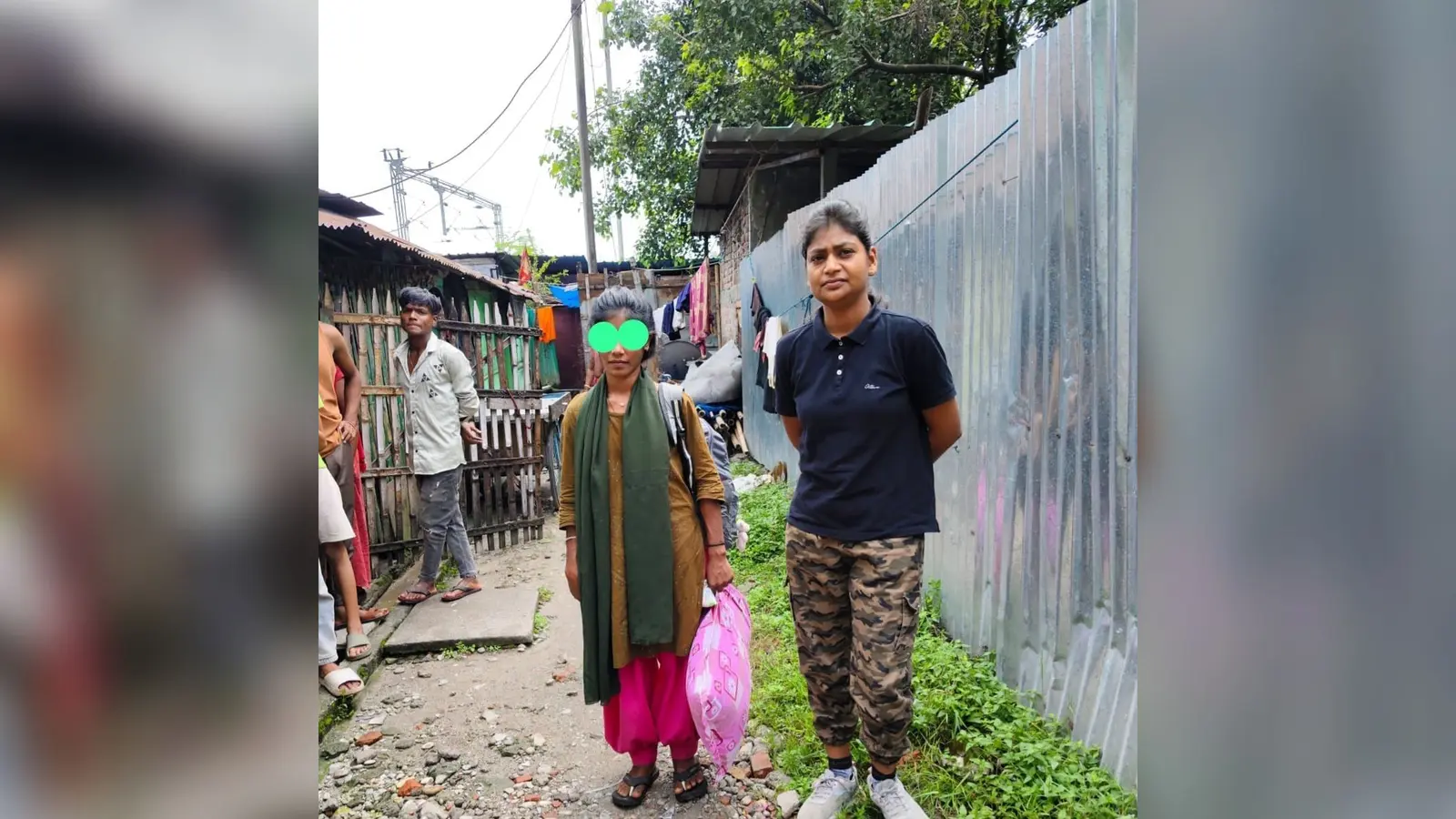 सिलीगुड़ी शहर से नाबालिग को बरामद कर लाती पुलिस. | Prabhat Khabar Network सिलीगुड़ी शहर से नाबालिग को बरामद कर लाती पुलिस. | Prabhat Khabar Network