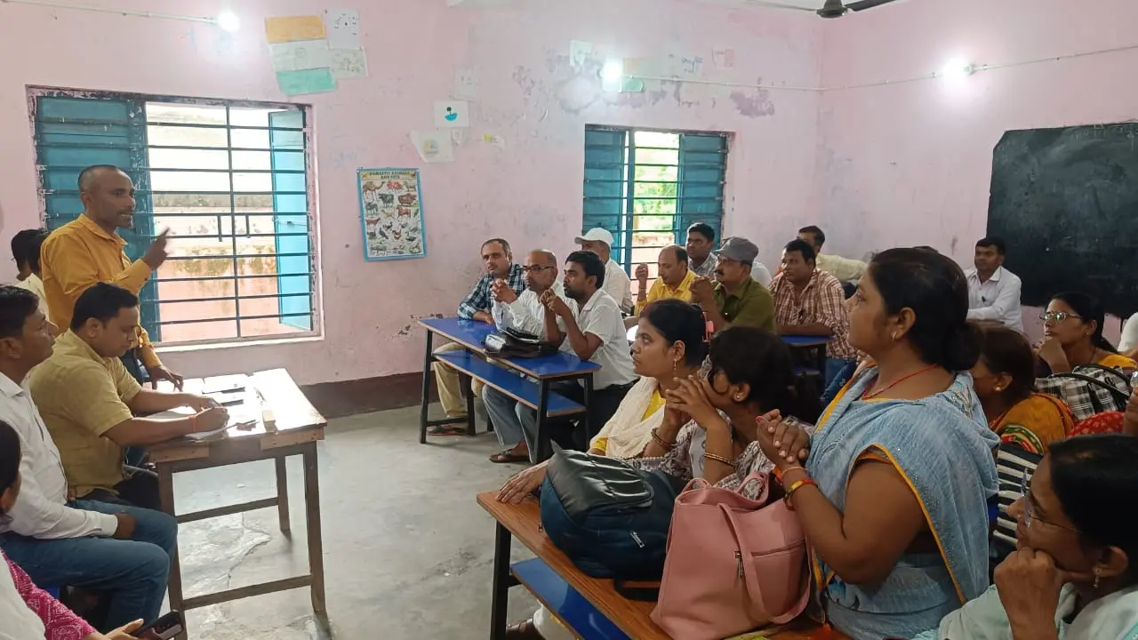 बैठक में उपस्थित शिक्षक व अन्य | Prabhat Khabar Network बैठक में उपस्थित शिक्षक व अन्य | Prabhat Khabar Network