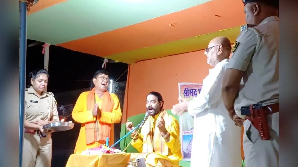 फोटो कैप्शन : आरती करतीं हुए मुरार थानाध्यक्ष नेहा कुमारी | Prabhat Khabar Network फोटो कैप्शन : आरती करतीं हुए मुरार थानाध्यक्ष नेहा कुमारी | Prabhat Khabar Network