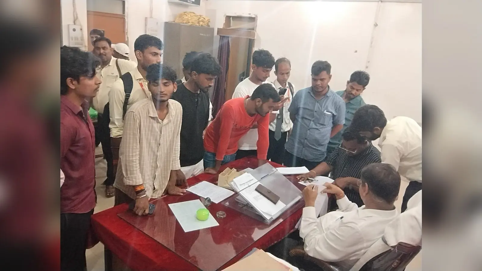 परीक्षा नियंत्रक से मिलते छात्र नेता | Prabhat Khabar Network परीक्षा नियंत्रक से मिलते छात्र नेता | Prabhat Khabar Network