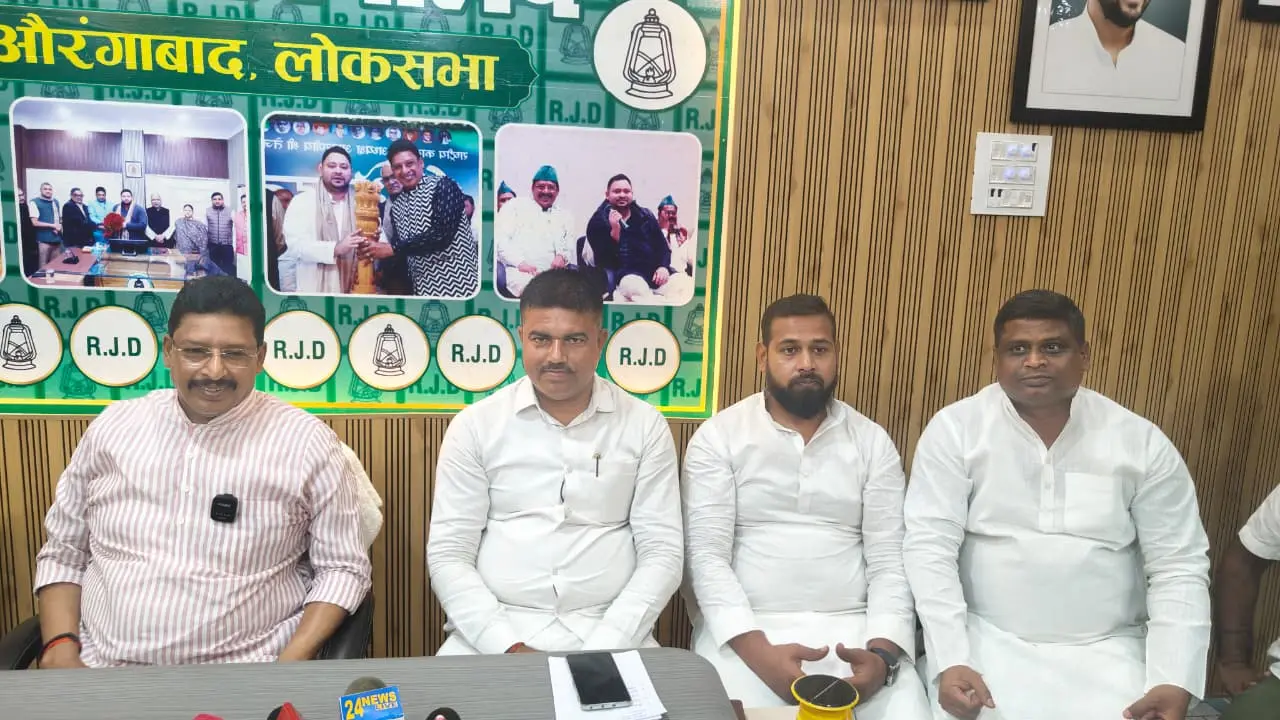 प्रेसवार्ता में शामिल सांसद अभय कुशवाहा व अन्य | Prabhat Khabar Network प्रेसवार्ता में शामिल सांसद अभय कुशवाहा व अन्य | Prabhat Khabar Network