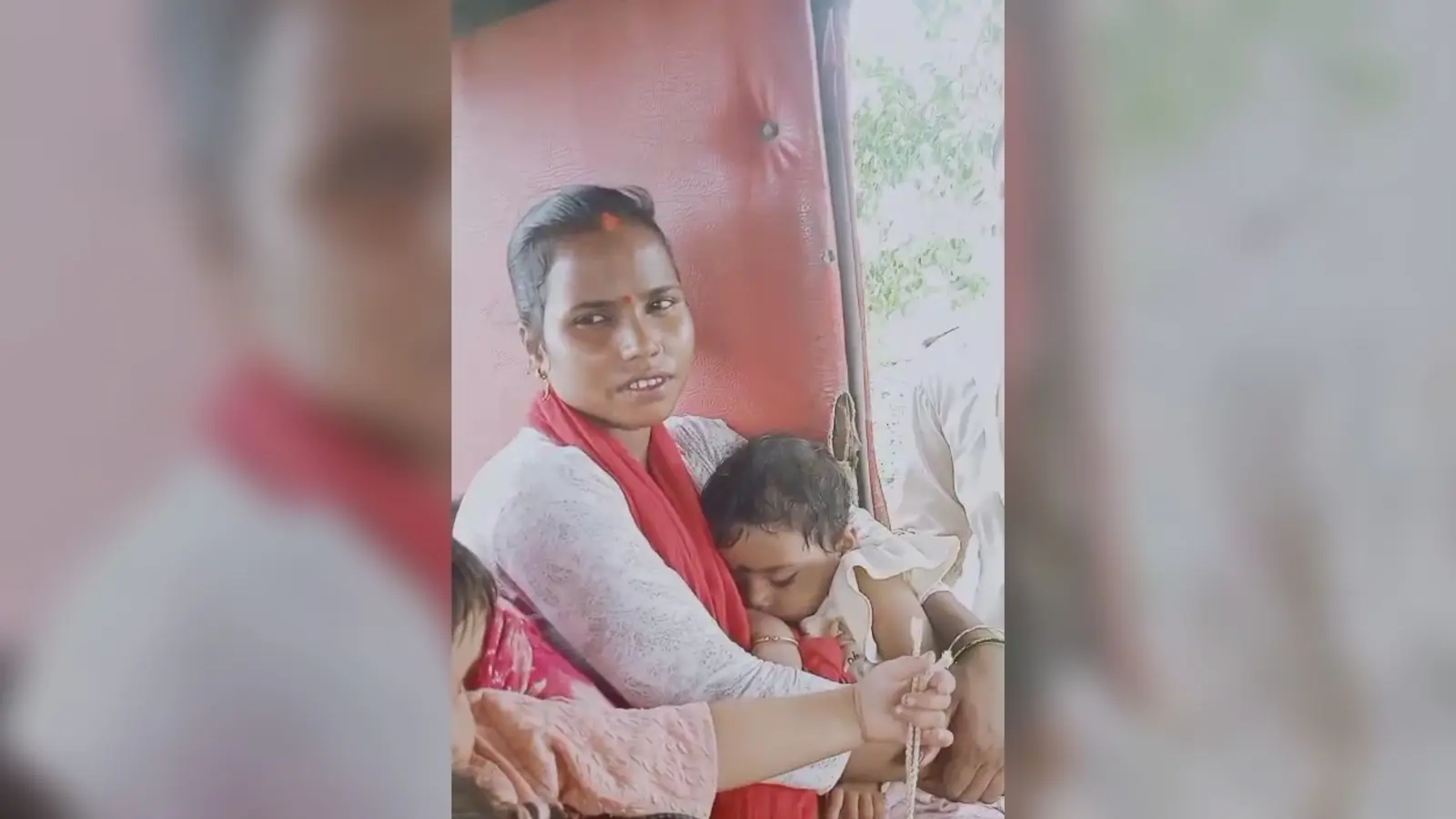 उत्पाद विभाग की गिरफ्त में शराब के साथ पकड़ी गई महिलाएं एवं चालक | Prabhat Khabar Network उत्पाद विभाग की गिरफ्त में शराब के साथ पकड़ी गई महिलाएं एवं चालक | Prabhat Khabar Network