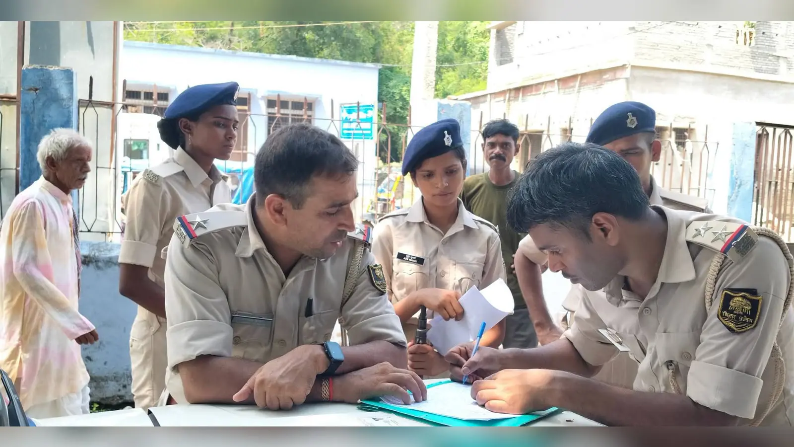 फोटो- सदर अस्पताल में पंचनामा करती पुलिस | Prabhat Khabar Network फोटो- सदर अस्पताल में पंचनामा करती पुलिस | Prabhat Khabar Network