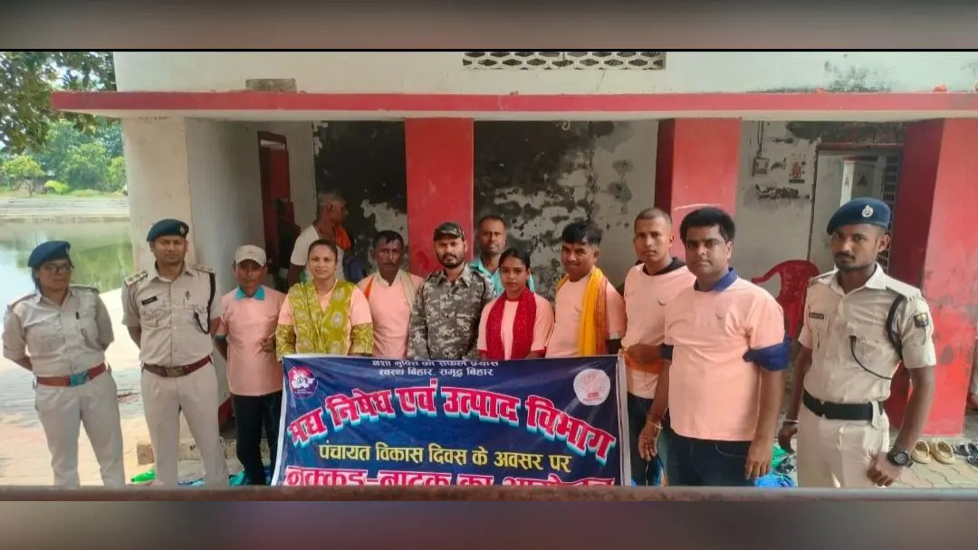 नुक्कड़ नाटक के दौरान कलाकार व अन्य | Prabhat Khabar Network नुक्कड़ नाटक के दौरान कलाकार व अन्य | Prabhat Khabar Network