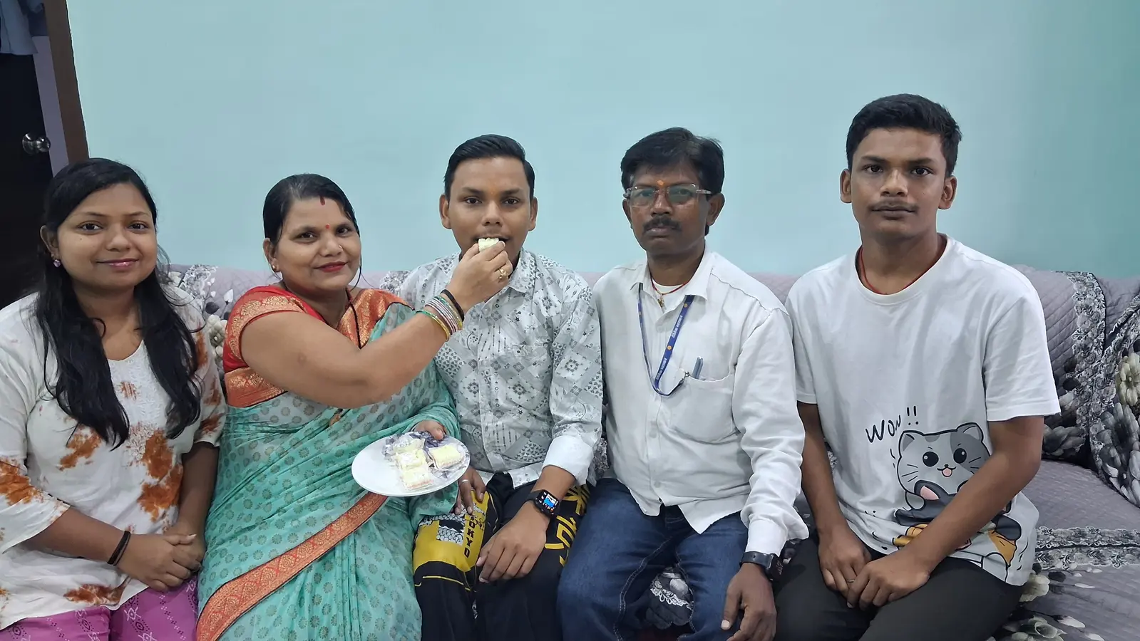 बेटे के उपलब्धि पर मिठाई खिलाते परिजन | Prabhat Khabar Network बेटे के उपलब्धि पर मिठाई खिलाते परिजन | Prabhat Khabar Network