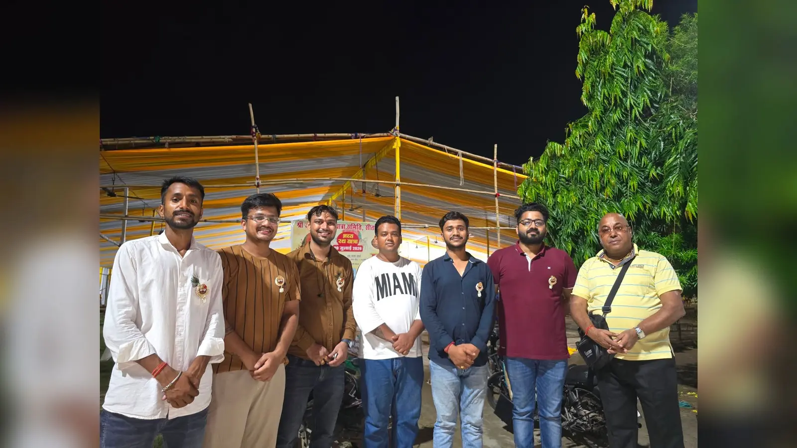 प्रसन्नता व्यक्त करते तैयारियों में जुटे आयोजन समिति के पदाधिकारी गण. | Prabhat Khabar Network प्रसन्नता व्यक्त करते तैयारियों में जुटे आयोजन समिति के पदाधिकारी गण. | Prabhat Khabar Network