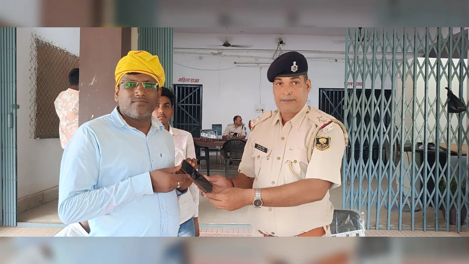 मोबाइल को सौंपते पुलिस पदाधिकारी | Prabhat Khabar Network मोबाइल को सौंपते पुलिस पदाधिकारी | Prabhat Khabar Network