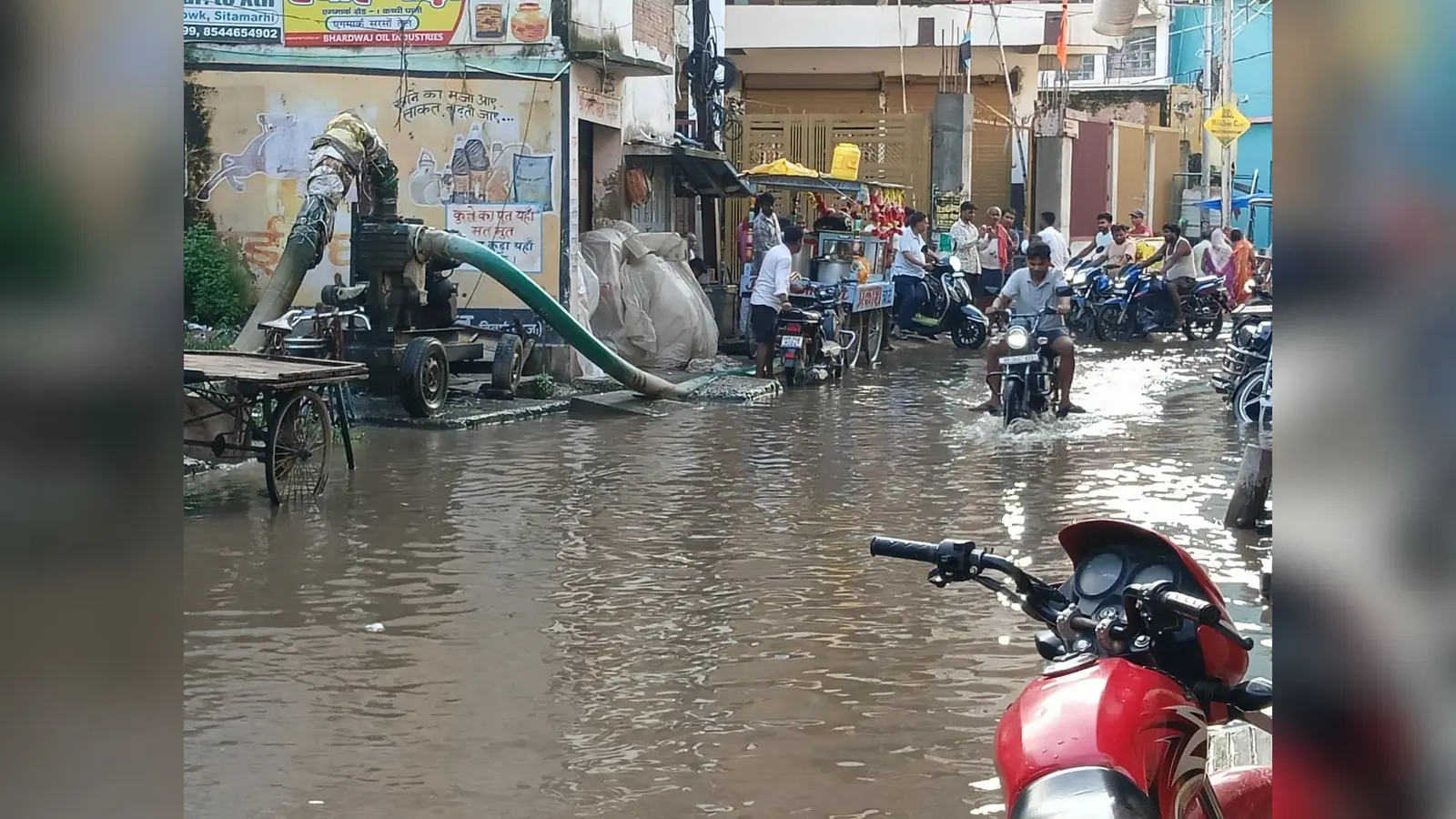 नारकीय हालात के बीच कारोबार करने को मजबूर व्यवसायी. नगर निगम द्वारा चलाए जा रहे जेनरेटर पंपसेट के बावजूद कोट बाजार गोला चौक के पास सड़क पर जमा बारिश व नालियों का गंदा पानी. | Prabhat Khabar Network नारकीय हालात के बीच कारोबार करने को मजबूर व्यवसायी. नगर निगम द्वारा चलाए जा रहे जेनरेटर पंपसेट के बावजूद कोट बाजार गोला चौक के पास सड़क पर जमा बारिश व नालियों का गंदा पानी. | Prabhat Khabar Network