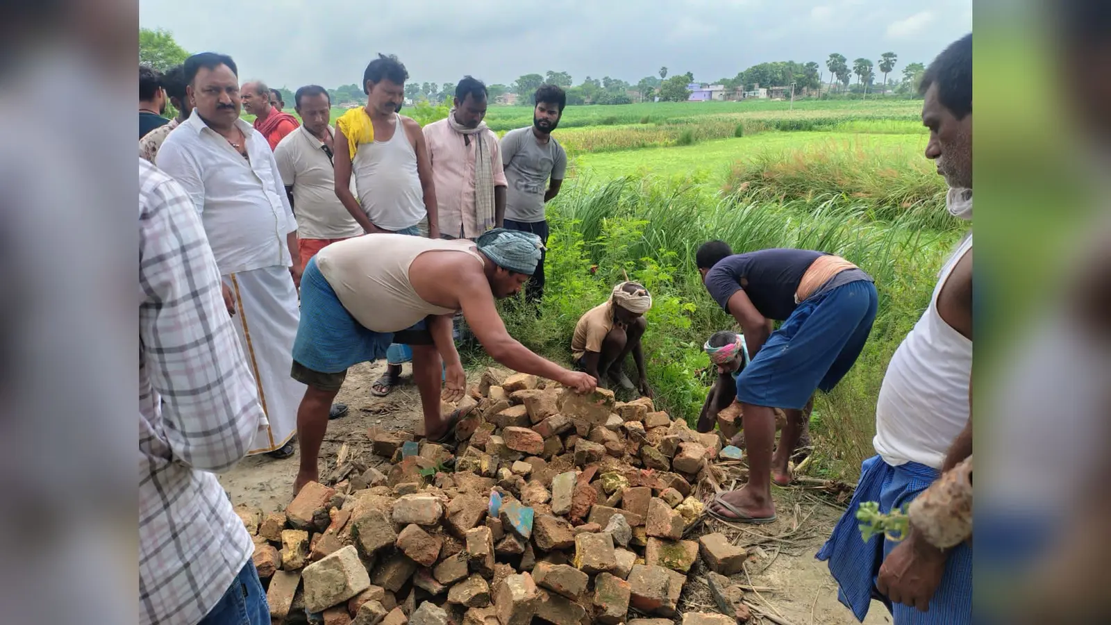 टूटे सड़क की मरम्मती करते ग्रामीण | Prabhat Khabar Network टूटे सड़क की मरम्मती करते ग्रामीण | Prabhat Khabar Network