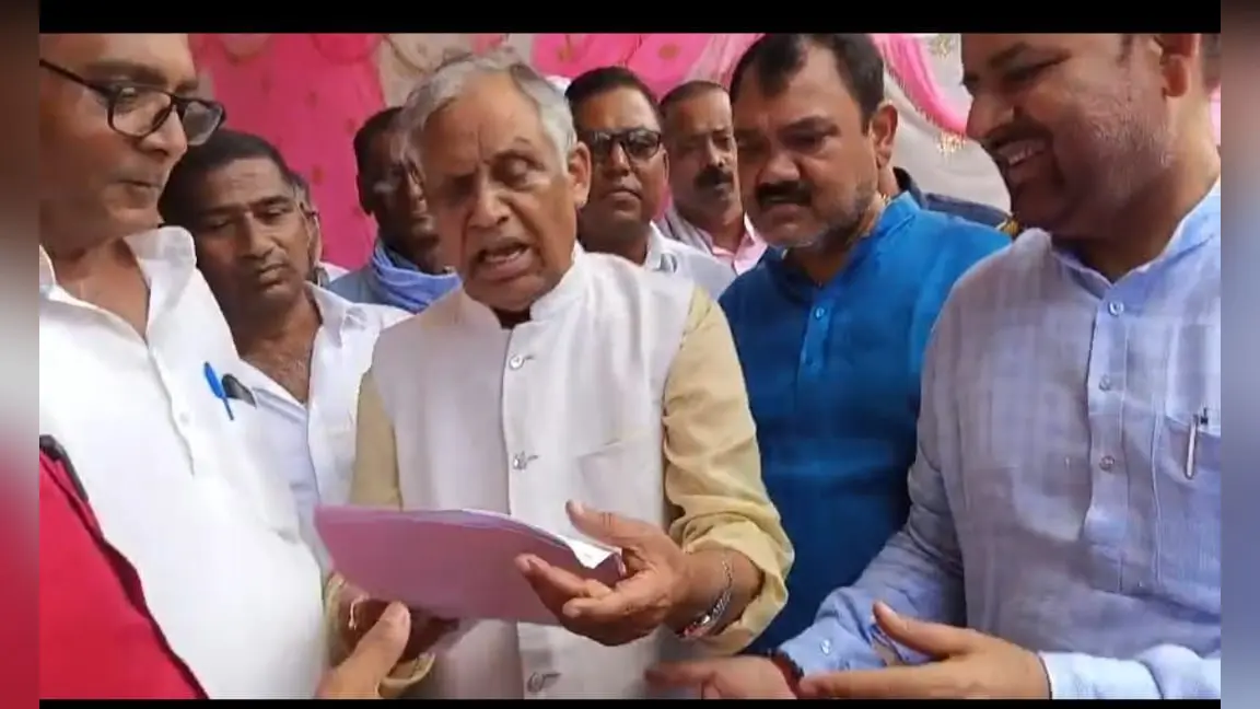 केंद्रीय मंत्री को ज्ञापन सौंपते संघ के अध्यक्ष अनन्त कुमार राय | Prabhat Khabar Network केंद्रीय मंत्री को ज्ञापन सौंपते संघ के अध्यक्ष अनन्त कुमार राय | Prabhat Khabar Network