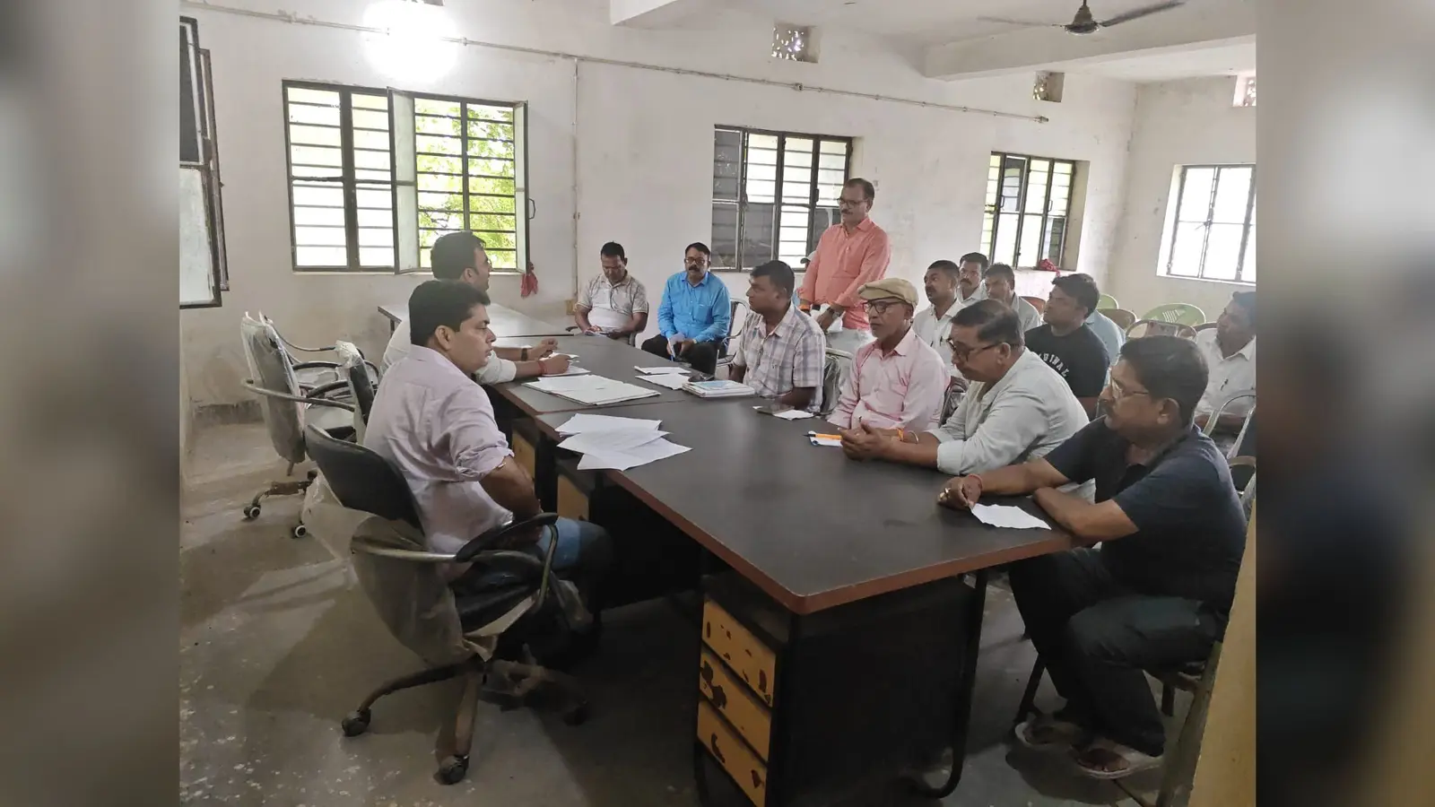 फोटो कैप्शन-समीक्षा बैठक में निर्देश देते डीएओ. | Prabhat Khabar Network फोटो कैप्शन-समीक्षा बैठक में निर्देश देते डीएओ. | Prabhat Khabar Network