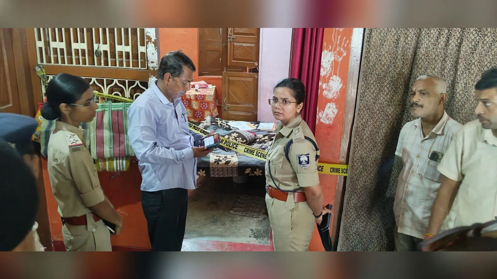 घटनास्थल पर थानाध्यक्ष प्रसुंजय कुमार से विस्तृत जानकारी लेते ग्रामीण एसपी साक्षी कुमारी व अन्य लोग | Prabhat Khabar Network घटनास्थल पर थानाध्यक्ष प्रसुंजय कुमार से विस्तृत जानकारी लेते ग्रामीण एसपी साक्षी कुमारी व अन्य लोग | Prabhat Khabar Network
