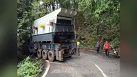 किरीबुरू-मनोहरपुर मुख्य मार्ग पर बड़ा वाहन दुर्घटनाग्रस्त, यातायात बाधित
