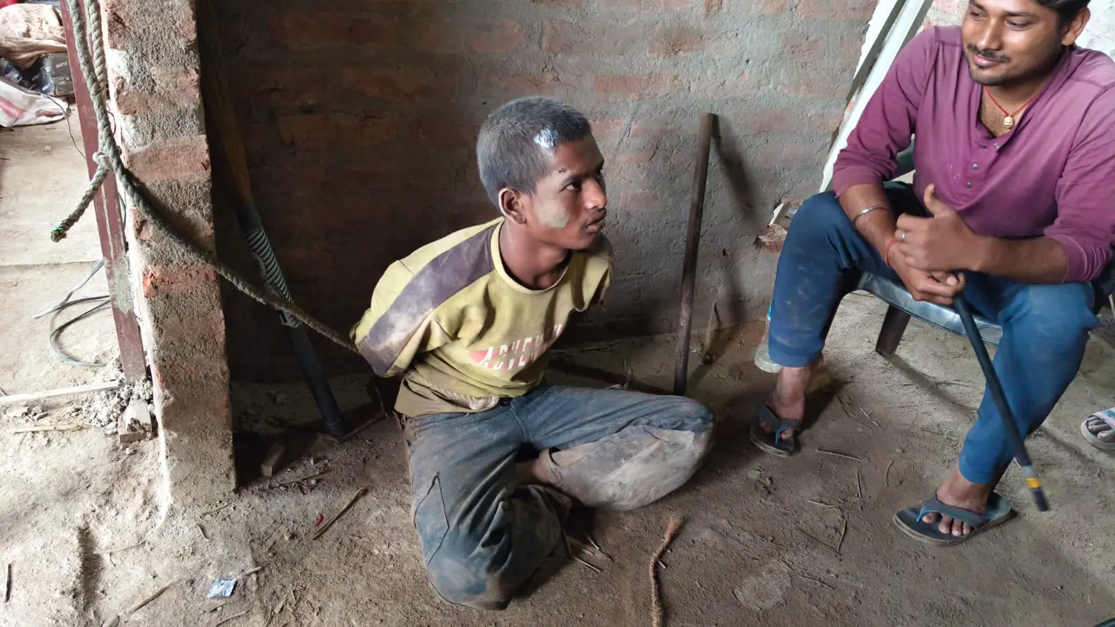 लोगों के द्वारा पकड़ा गया मोबाइल चोर. | Prabhat Khabar Network लोगों के द्वारा पकड़ा गया मोबाइल चोर. | Prabhat Khabar Network