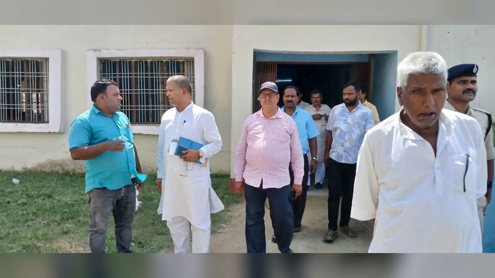 निरीक्षण करते पिपरा विधायक रामविलास कामत | Prabhat Khabar Network निरीक्षण करते पिपरा विधायक रामविलास कामत | Prabhat Khabar Network