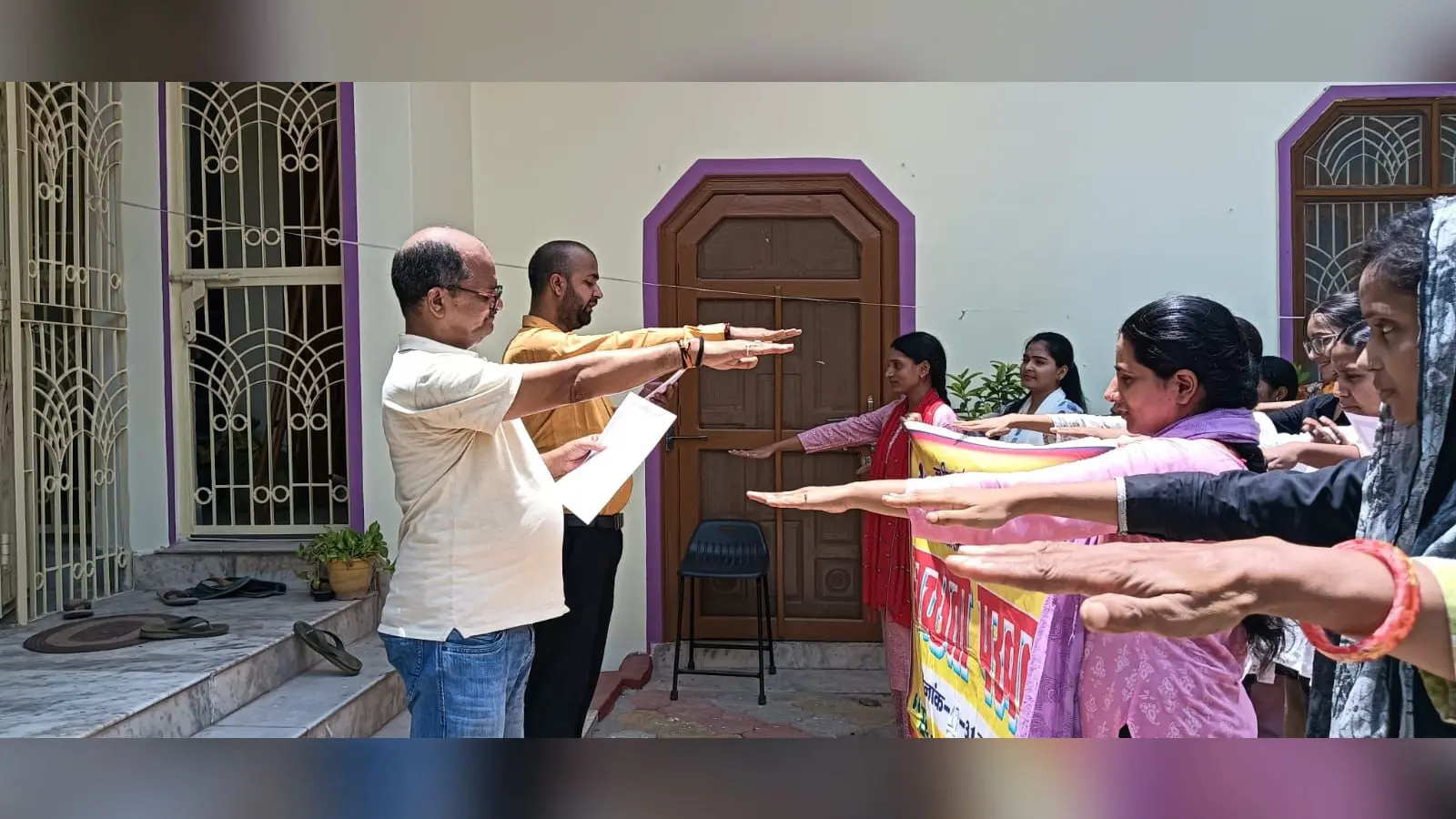 फोटो स्वच्छता के प्रति शपथ लेते संस्थान के लोग | Prabhat Khabar Network फोटो स्वच्छता के प्रति शपथ लेते संस्थान के लोग | Prabhat Khabar Network