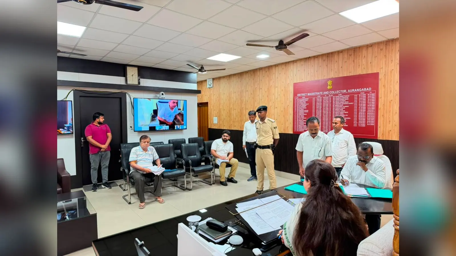 सुनवाई करती जिलाधिकारी | Prabhat Khabar Network सुनवाई करती जिलाधिकारी | Prabhat Khabar Network