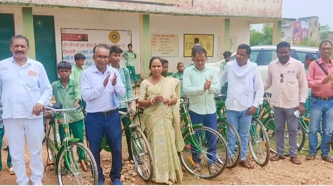 साइकिल वितरण कार्यक्रम में पहुंचे अतिथि | Prabhat Khabar Network साइकिल वितरण कार्यक्रम में पहुंचे अतिथि | Prabhat Khabar Network