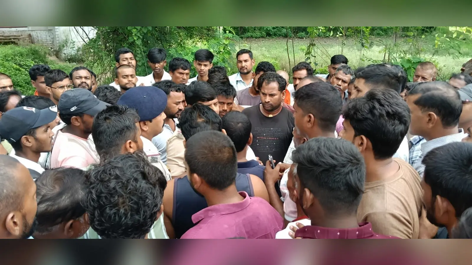 घटना स्थल पर लगी भीड़ जाम कर विरोध जताते लोग | Prabhat Khabar Network घटना स्थल पर लगी भीड़ जाम कर विरोध जताते लोग | Prabhat Khabar Network