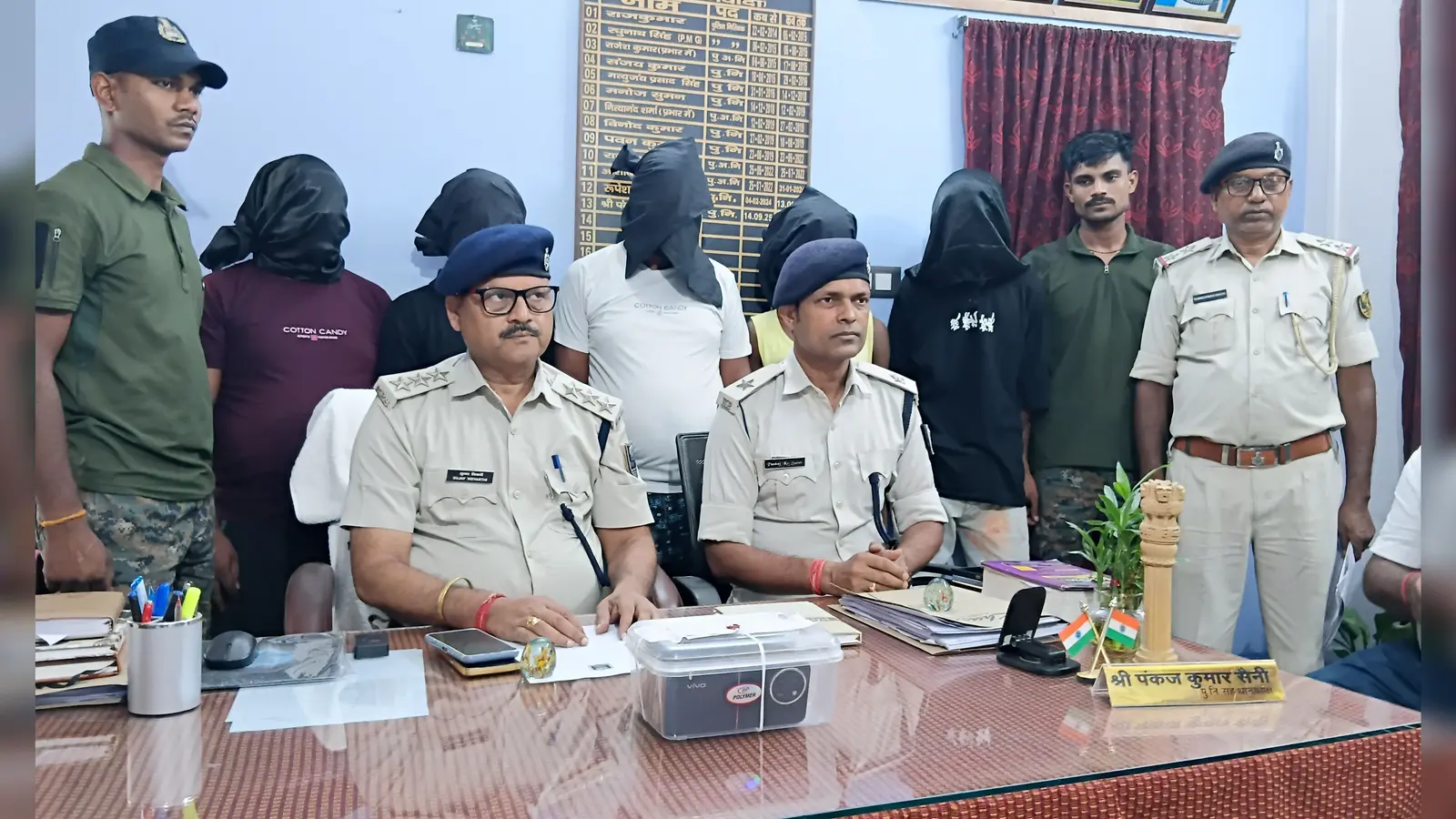 प्रेसवार्ता करते एसडीपीओ व अन्य. | Prabhat Khabar Network प्रेसवार्ता करते एसडीपीओ व अन्य. | Prabhat Khabar Network