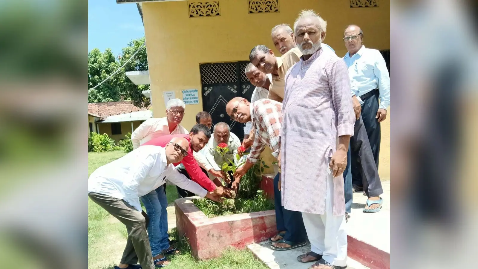 17 पूर्णिया 1- पौधारोपण करते प्राचार्य एवं अन्य | Prabhat Khabar Network 17 पूर्णिया 1- पौधारोपण करते प्राचार्य एवं अन्य | Prabhat Khabar Network