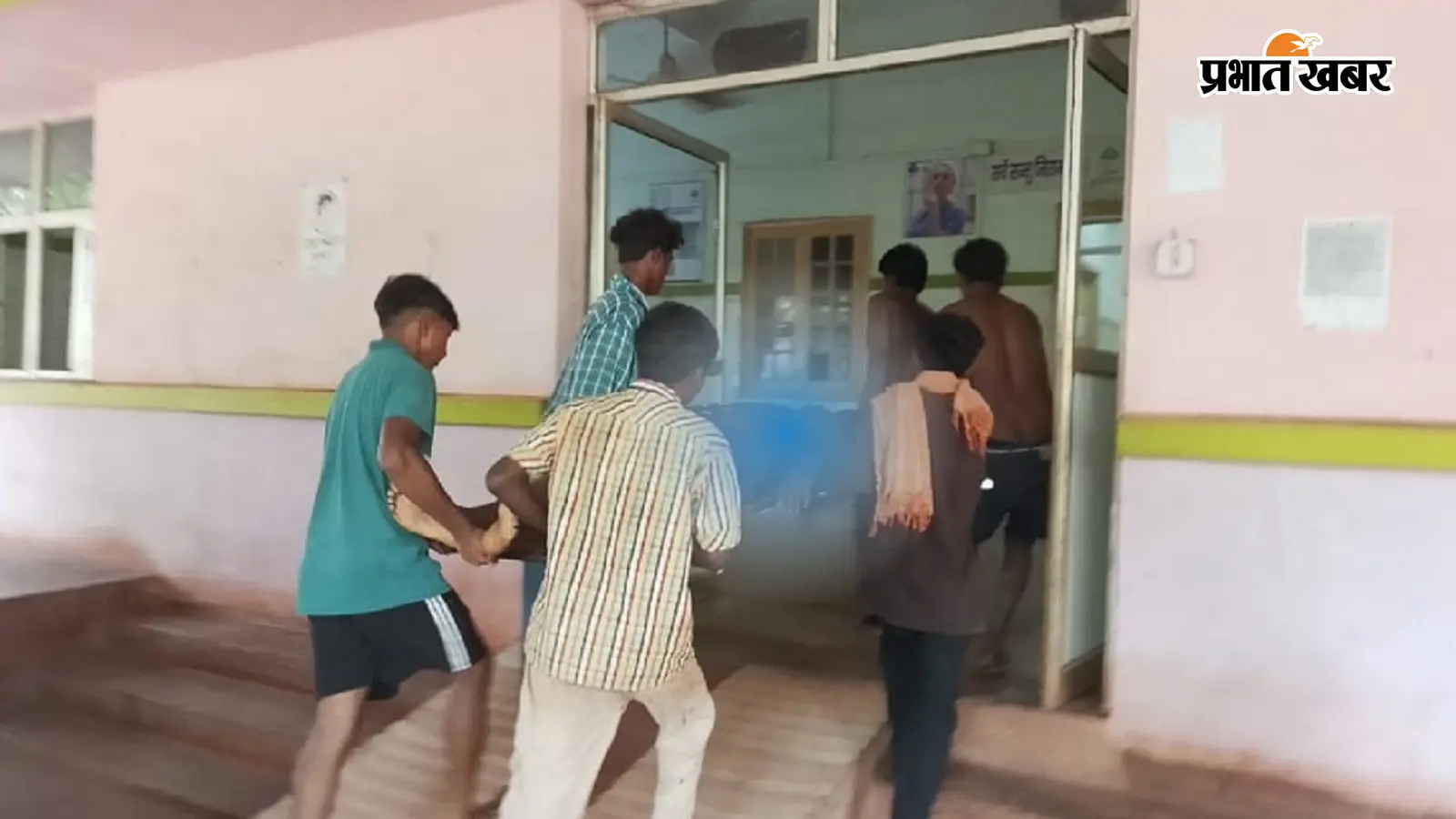 दामु हेंब्रम को अस्पताल ले जाते परिजन. फोटो: प्रभात खबर दामु हेंब्रम को अस्पताल ले जाते परिजन. फोटो: प्रभात खबर