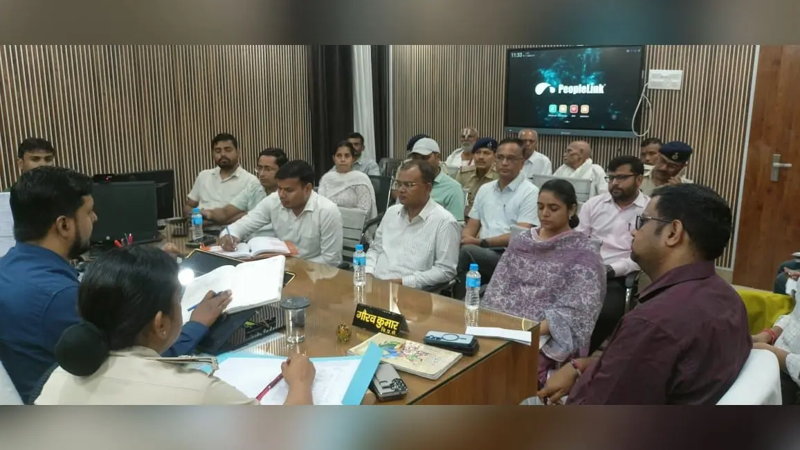 फोटो - बैठक में उपस्थित एसडीओ व एएसपी सह एसडीपीओ व अन्य. | Prabhat Khabar Network फोटो - बैठक में उपस्थित एसडीओ व एएसपी सह एसडीपीओ व अन्य. | Prabhat Khabar Network