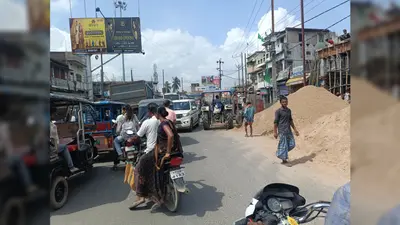 कोतवाली चौक पर चार घंटे तक जाम, सड़क किनारे निर्माण सामग्री रखने से लोग परेशान