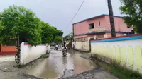 स्कूल पहुंचने के लिए बच्चों को पार करना पड़ रहा कीचड़-पानी, राजापुर मठिया में जर्जर सड़क से बढ़ी परेशानी
