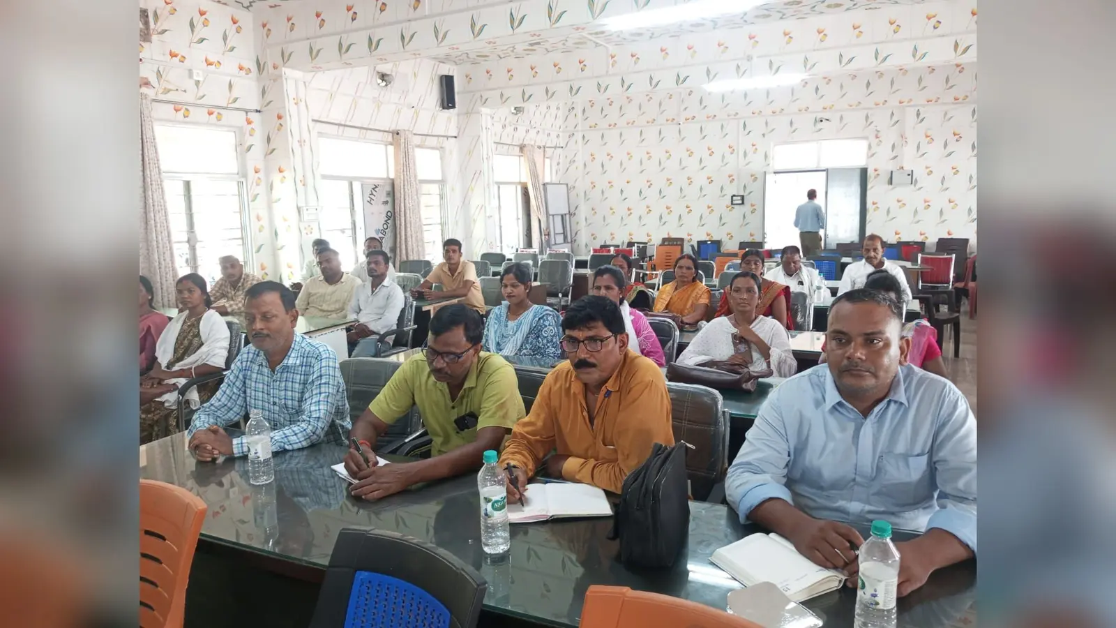 बैठक में मौजूद पंचायत सचिव व अन्य | Prabhat Khabar Network बैठक में मौजूद पंचायत सचिव व अन्य | Prabhat Khabar Network