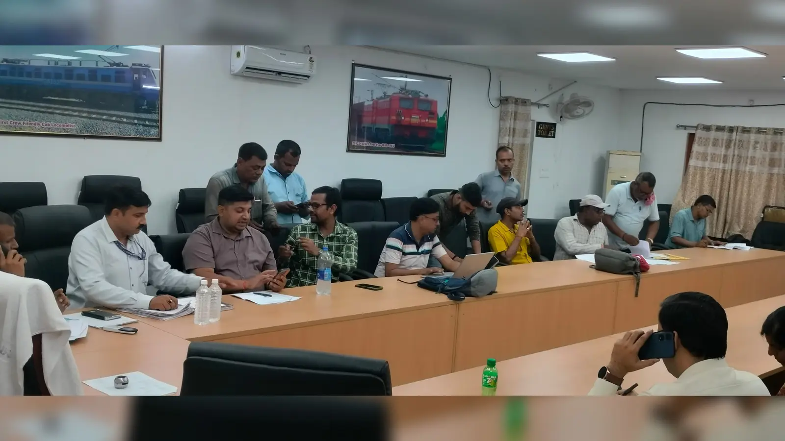शिविर में शामिल रेलवे के सीनियर अधिकारी | Prabhat Khabar Network शिविर में शामिल रेलवे के सीनियर अधिकारी | Prabhat Khabar Network