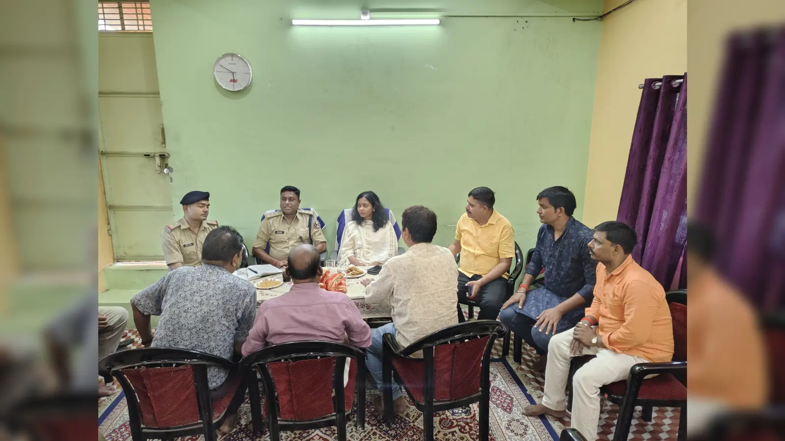फोटो- बैठक में शामिल एसडीएम,एसडीपीओ व कमेटी के सदस्य | Prabhat Khabar Network फोटो- बैठक में शामिल एसडीएम,एसडीपीओ व कमेटी के सदस्य | Prabhat Khabar Network