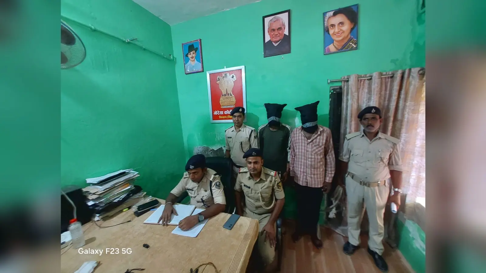 फ़ोटो. गिरफ्तार अपराधी व मौजूद पुलिस | Prabhat Khabar Network फ़ोटो. गिरफ्तार अपराधी व मौजूद पुलिस | Prabhat Khabar Network