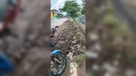 सड़क पर कचरा फेंके जाने से लोगों को हो रही परेशानी