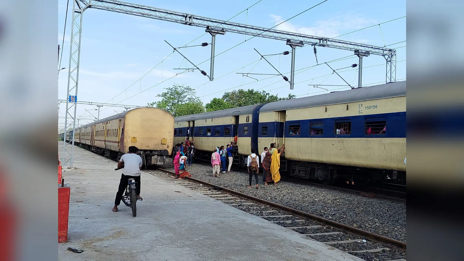फोटो संख्या : 6 प्लेटफार्म किनारे खड़ा रैक | Prabhat Khabar Network फोटो संख्या : 6 प्लेटफार्म किनारे खड़ा रैक | Prabhat Khabar Network