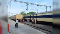 सिंघियाघाट स्टेशन पर 7 महीने से खड़ा निष्क्रिय रैक, यात्रियों को 4 फीट नीचे कूदकर उतरना पड़ रहा
