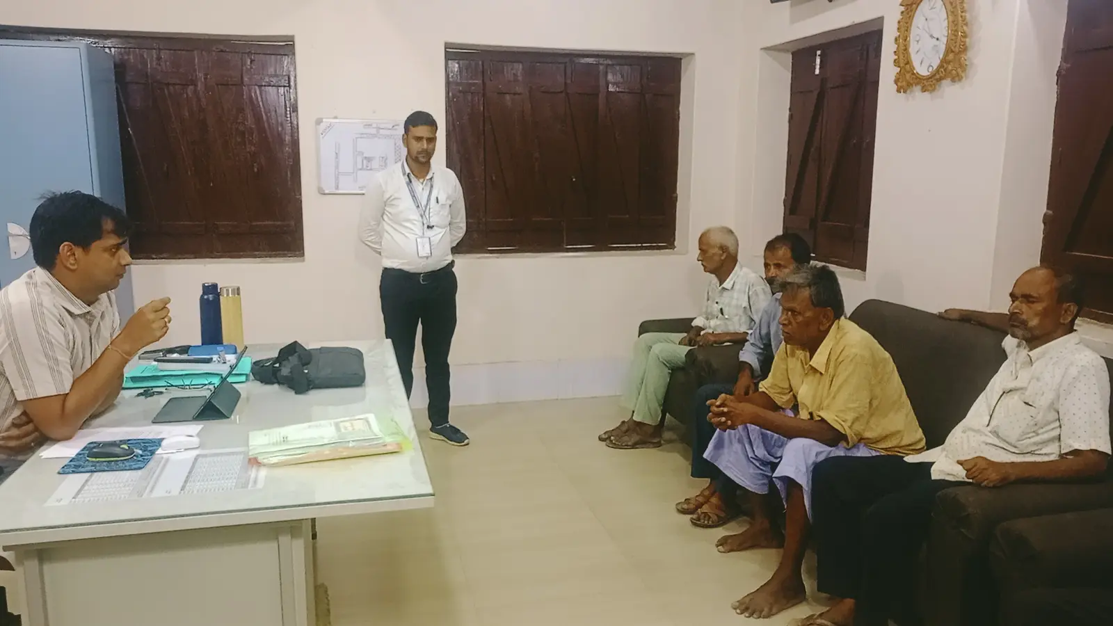 फोटो _निबंधन कार्यालय में निबंधन पदाधिकारी सभी मोहरिल को पेपर लेस रजिस्ट्री का जानकारी देते | Prabhat Khabar Network फोटो _निबंधन कार्यालय में निबंधन पदाधिकारी सभी मोहरिल को पेपर लेस रजिस्ट्री का जानकारी देते | Prabhat Khabar Network
