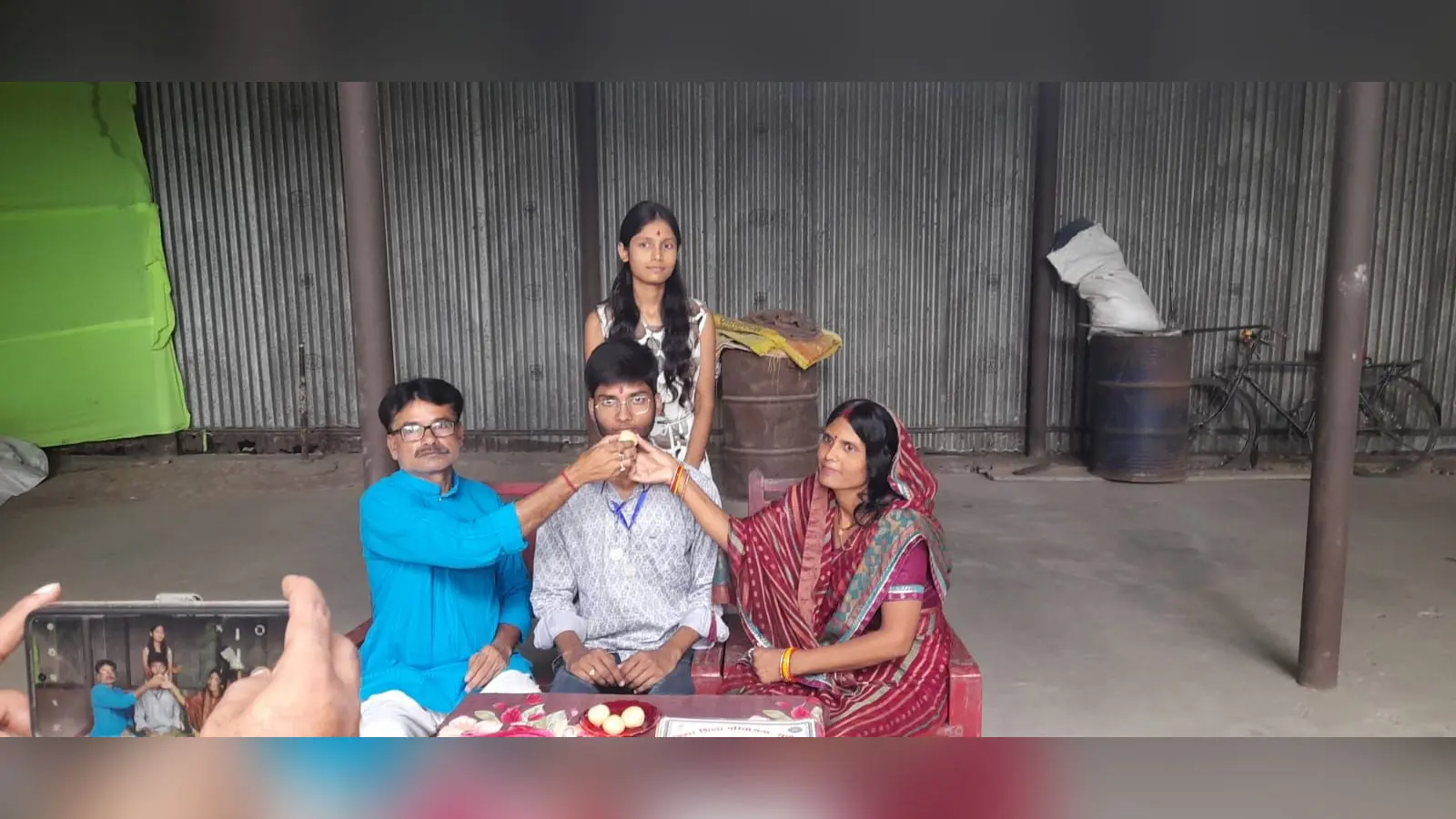 माता पिता के साथ आशुतोष | Prabhat Khabar Network माता पिता के साथ आशुतोष | Prabhat Khabar Network