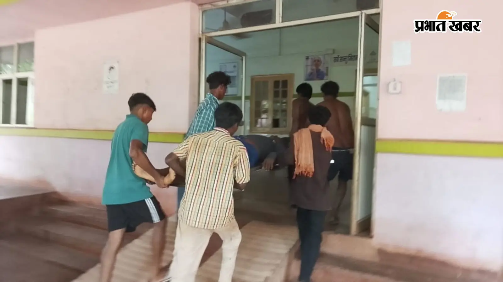 पश्चिमी के गुवा में मृतक को पोस्टमार्टम के लिए ले जाते ग्रामीण पश्चिमी के गुवा में मृतक को पोस्टमार्टम के लिए ले जाते ग्रामीण