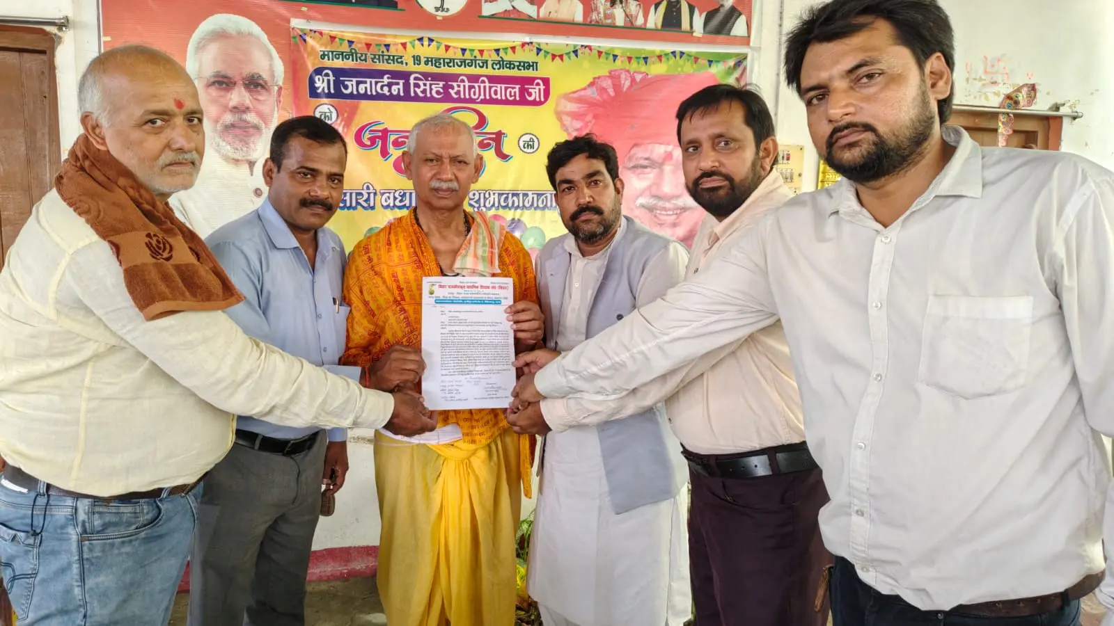 सांसद को ज्ञापन सौंपते प्रतिनिधि मंडल सदस्य | Prabhat Khabar Network सांसद को ज्ञापन सौंपते प्रतिनिधि मंडल सदस्य | Prabhat Khabar Network