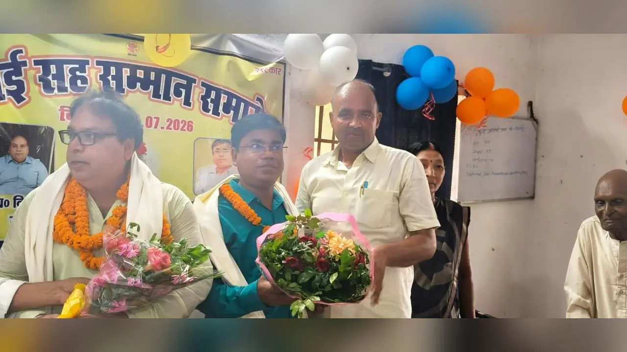 निवर्तमान एव नवपदस्थापित बीडीओ को पुष्पगुच्छ देते | Prabhat Khabar Network निवर्तमान एव नवपदस्थापित बीडीओ को पुष्पगुच्छ देते | Prabhat Khabar Network