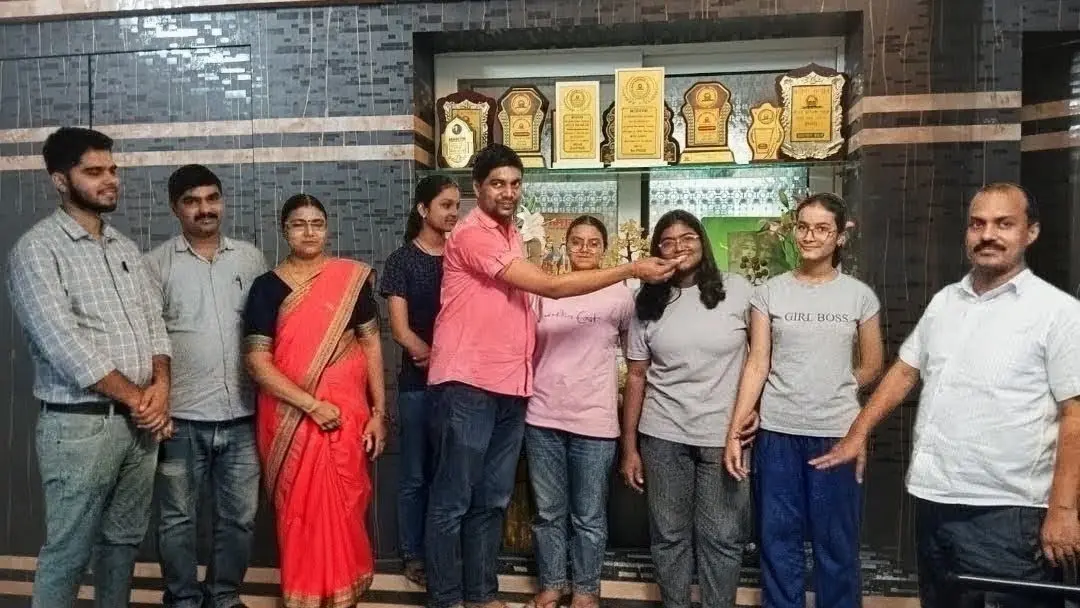 फोटो संख्या-03, कैप्शन- नवनंदनी का फाइल फोटो, मिठाई खिलाते माता-पिता और परिवार को लोग प्रतिनिधि, हिसुआ | Prabhat Khabar Network फोटो संख्या-03, कैप्शन- नवनंदनी का फाइल फोटो, मिठाई खिलाते माता-पिता और परिवार को लोग प्रतिनिधि, हिसुआ | Prabhat Khabar Network