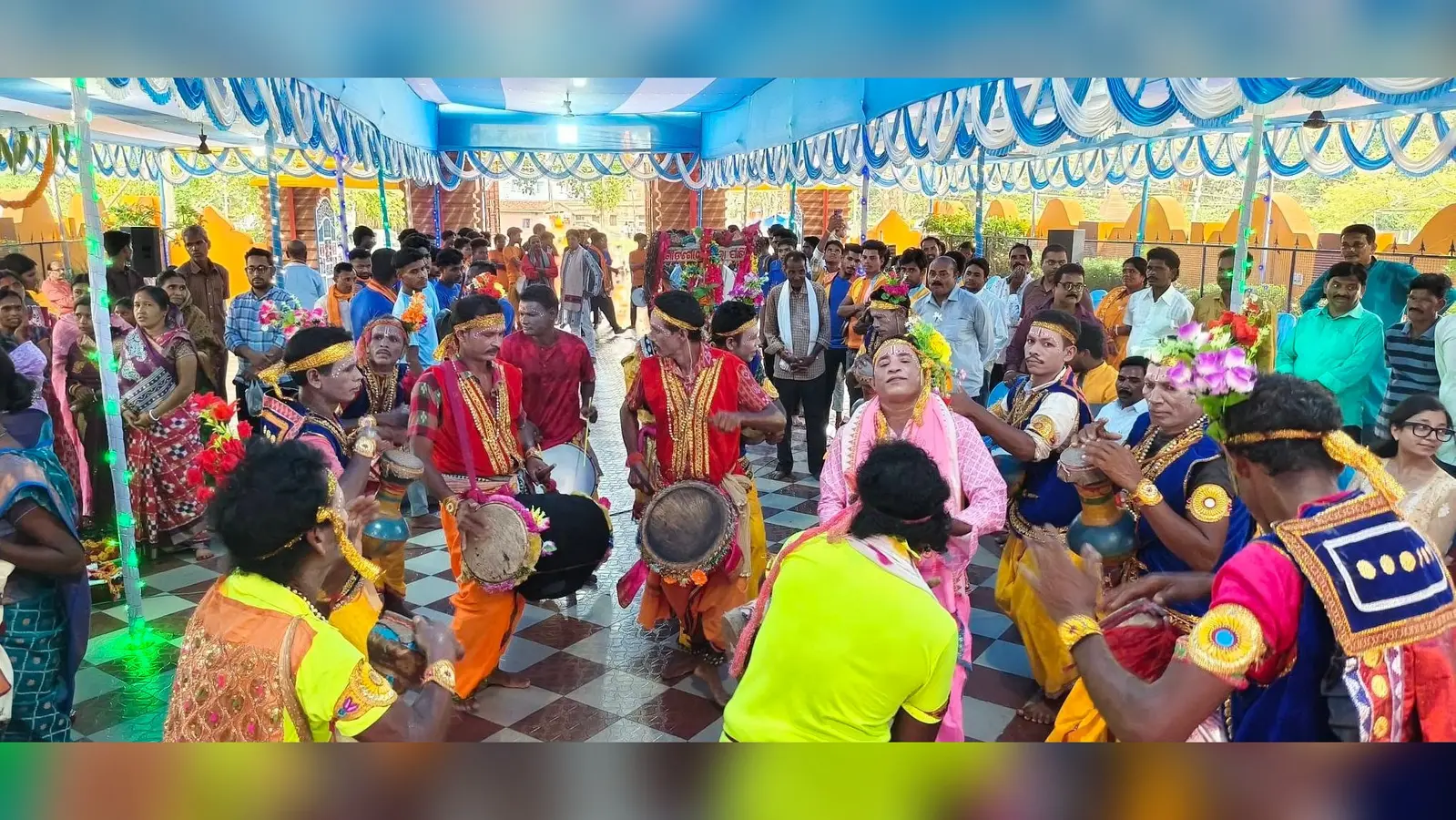 हरिभंजा में रथ यात्रा के दौरान घुमुरा नृत्य पेश करते पश्चिम ओड़िशा के कलाकार | Prabhat Khabar Network हरिभंजा में रथ यात्रा के दौरान घुमुरा नृत्य पेश करते पश्चिम ओड़िशा के कलाकार | Prabhat Khabar Network