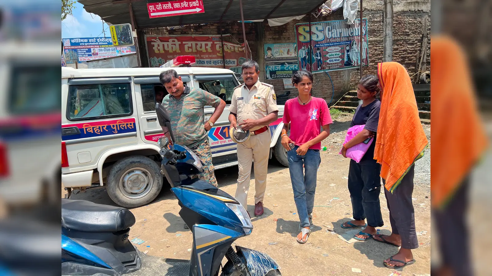 दुर्घटना के बाद स्कूटी सवाद तीनों युवतियों ने पुलिस को घटना की देती जानकारी | Prabhat Khabar Network दुर्घटना के बाद स्कूटी सवाद तीनों युवतियों ने पुलिस को घटना की देती जानकारी | Prabhat Khabar Network