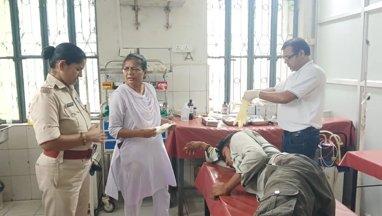 घायल का अस्पताल में होता इलाज | Prabhat Khabar Network घायल का अस्पताल में होता इलाज | Prabhat Khabar Network