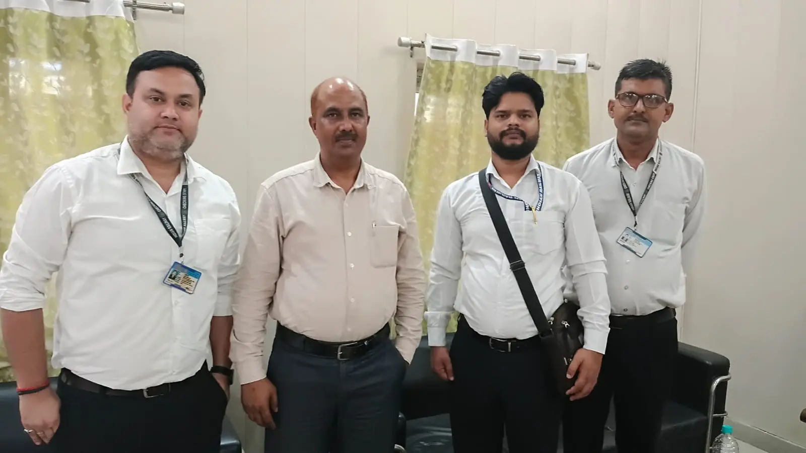 टिकट जांच की जानकारी देते एसीएम एवं अन्य अधिकारी | Prabhat Khabar Network टिकट जांच की जानकारी देते एसीएम एवं अन्य अधिकारी | Prabhat Khabar Network